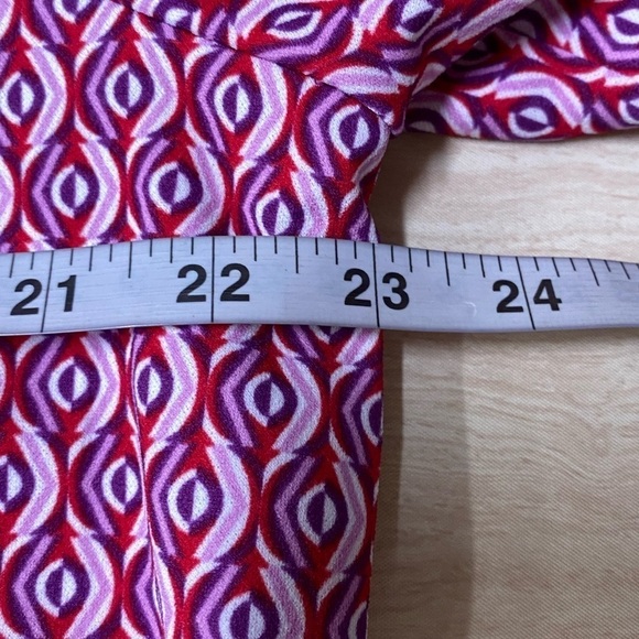 Chicos Back Zip Blouse Red Purple Pink Geometric Size 2 (L) - Picture 4 of 6